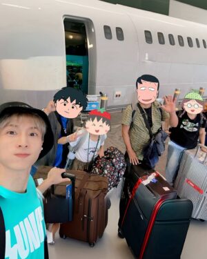 Rui-di Weng Instagram - 難得全家老小一起出遊，因為我二哥&嫂他們要工作，於是組成了☀️本家暑假出遊團（爸媽、大哥、姪女），差了近60歲的旅行團，他們活力十足先自駕遊富士山周邊城市六天，抵達名古屋時，我忙完工作跟他們會合玩三天！

全家第一次出國是泰國/新加坡，後來日本去了幾次，讀大學搬來台北之後，總是各種忙碌，後來又開始戀愛腦（欠揍），就越來越少一起出國，疫情後能夠有機會這樣旅行很開心！！！

旅行過程發現，爸媽真的不管小孩幾歲，永遠都是把我們當小朋友，不管跟他們怎麼說我現在已經42歲了也都一切很好，他們還是會各種擔心！

接下來有空一定要全家再一起到處玩💕💕💕
