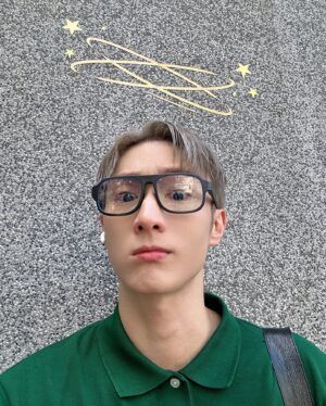 Rui-di Weng Instagram - 突然想起來還沒學會UUUUUUUUUU🤟🏻🤘🏻👆🏻🖐🏻✨

現在流行東西好多，有時候剛熱騰騰知道，才發現已經是大家比較少在討論了😆😆😆我絕對不是老了！我不承認！