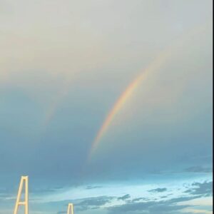 Rui-di Weng Instagram - 淡淡的兩道彩虹🌈🌈✨生活中難得碰到，會讓人開心的小事：四葉幸運草、飛機雲、粉紅色夕陽、超大月亮、許光漢？🤣🤣🤣