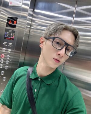 Rui-di Weng Instagram - 突然想起來還沒學會UUUUUUUUUU🤟🏻🤘🏻👆🏻🖐🏻✨

現在流行東西好多，有時候剛熱騰騰知道，才發現已經是大家比較少在討論了😆😆😆我絕對不是老了！我不承認！
