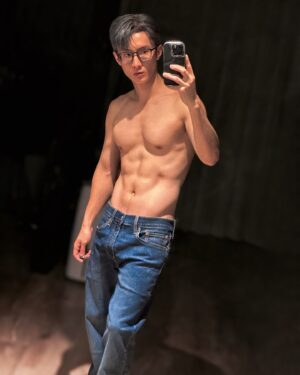 Rui-di Weng Instagram - #ootd ？🤔
灰髮☑️
近視575👓
牛仔褲LEVI’S👖