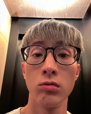 Rui-di Weng Instagram - #ootd ？🤔
灰髮☑️
近視575👓
牛仔褲LEVI’S👖