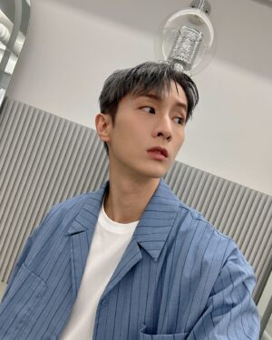 Rui-di Weng Instagram - 你們應該也習慣我雙子座：頭髮留長就想剪短、染淺色就想染回深色的莫名其妙多重人格了吧？！🩶🤍🩵

@prohair_official  @owen_prohair