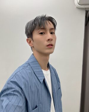 Rui-di Weng Instagram - 你們應該也習慣我雙子座：頭髮留長就想剪短、染淺色就想染回深色的莫名其妙多重人格了吧？！🩶🤍🩵

@prohair_official  @owen_prohair