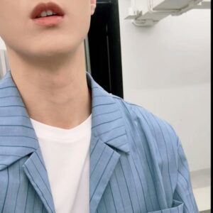 Rui-di Weng Instagram - 你們應該也習慣我雙子座：頭髮留長就想剪短、染淺色就想染回深色的莫名其妙多重人格了吧？！🩶🤍🩵

@prohair_official  @owen_prohair