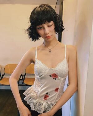 Ruka Instagram - 日本戻って早速髪メンテしにー💇‍♀️
今回も @isdmika  に
キレイな黒とスッキリな長さにしてもらったー
いつもありがとう🌹✨

優しくてセンスも良いミカさんにー
毎回髪メンテしにいく時会って話して、
癒しの時間ー🫂