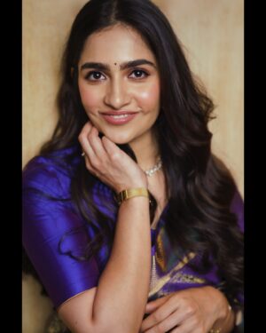 Rukmini Vasanth Instagram - here, take a toothy, cheesy smile 🪁
Photographs: @puchi.photography 
Saree: @bhargavikunam 
Jewellery: @petalsbyswathi 
Makeup: @makeupby_mahesh assisted @makeupbymallikarjun 
Hair: @hairstylist_srinivas 
Draping: Swarna
“Smile a little Rukku, why are you growling” credits: my mother 
#FilmfareAwards