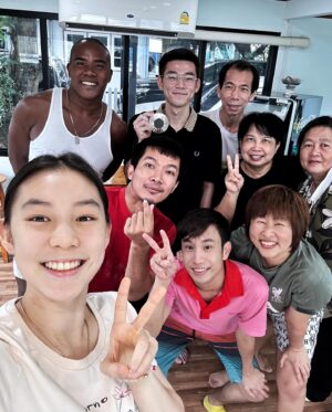 Rusameekae Fagerlund Instagram - “เปิดตัวเลย จบๆ ฉันชนะ 🥰 ใสกว่าเหรียญก็วิววิวนี่แหละครับ 5555 feeling เหมือนไปชกมวยแล้วได้เหรียญมาแล้ววิวมาขอถ่ายรูปด้วย 😆😆😆😆 ดีใจที่ได้เจอน้อง @kunlavut.v นะครับและสาวน้อย @sarunrak_ และครอบครัว เป็นบุญของแขมากครับที่ได้จับเหรียญโอลิมปิกปารีส 2024 ชื่นชมน้องนะครับเก่งมากๆ สุดยอดเลยครับ“