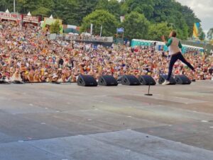 Russell Howard Instagram - Wow! What an insanely good crowd! Thanks so much to everyone who came to see me @kendalcalling apparently there were 22 thousand of you which makes that the biggest gig I’ve ever done. Madness! #believeinthebees #trustinthetrees