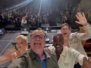 Russell T Davies Instagram - Hall H, Comic Con, San Diego! Much fun, thank you! @ncutigatwa @milliegibbo @comic_con @comicconsandiegoofficial ♥️