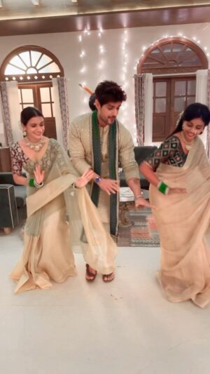 Rutuja Bagwe Instagram - Remix ke zamane me apna dil to original pe hi hai #ankitgupta #bollywood #90s