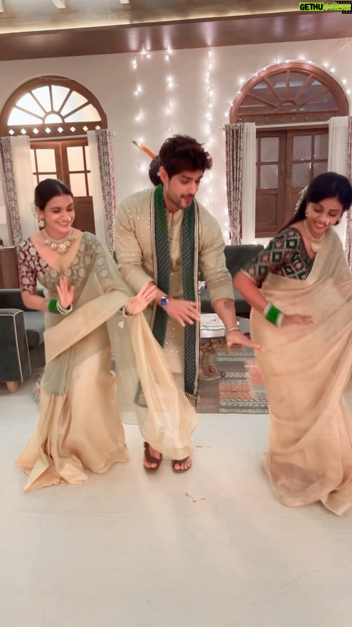 Rutuja Bagwe - 96.4K Likes - Remix ke zamane me apna dil to original pe hi hai #ankitgupta #bollywood #90s