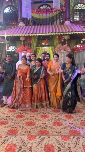Rutuja Bagwe Instagram - Whole cast vibing on “baar baar” #ankitgupta #ethnicwear #traditional #wedding