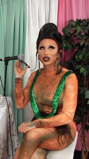 Ryan Boa Instagram - This week on BOGA: Wellness With Boa🌿

I sit down with icon and legend @isthattomhearn to chat about the mental health benefits of comedy, improv and if laughter is truly the best medicine 💚💖

@worldofwonder @canadasdragrace @anthonybrezovsky @tess_morgann 
#podcastclips #prank #dragrace #comedy #improv #dragqueen #comedian