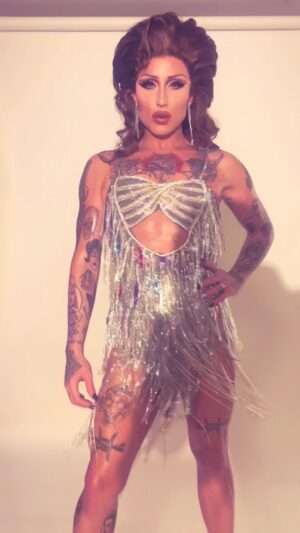 Ryan Boa Instagram - Flowers Were Bought🌹

Some bts of my glistening shoot with @_qweenton 💖

Did @lucindamiu and @connormccalden do @bobmackie justice? 🪩

Also, you can’t tell me that I’m not @mileycyrus 🤍

#behindthescenes #mileycryus #dragartist #glamour #vintagestyle #dragrace