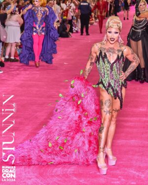 Ryan Boa Instagram - Oh She Is STUNNIN💖

More pics from this massive weekend at @rupaulsdragcon 💚

I’m truly so grateful to be blessed with such an amazing group of people in this abundant life that I’m so lucky enough to live! 

Forever part of the drag race legacy is something I still have trouble wrapping my head around! Being in the @canadasdragrace family has completely changed my life and honestly, I deserve it lmfao✨

@baehmbaehmwigs @katybaehm @connormccalden @rupaulsdragrace @rupaulofficial @stunnin.mag 

#dragqueens #dragrace #rpdr #drag #dragcon #glamour #ostrich #legs #redcarpet #dragfashion #fashion #makeuplooks #dragmakeup #dragstyle