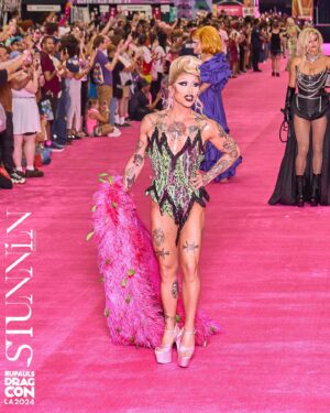 Ryan Boa Instagram - Oh She Is STUNNIN💖

More pics from this massive weekend at @rupaulsdragcon 💚

I’m truly so grateful to be blessed with such an amazing group of people in this abundant life that I’m so lucky enough to live! 

Forever part of the drag race legacy is something I still have trouble wrapping my head around! Being in the @canadasdragrace family has completely changed my life and honestly, I deserve it lmfao✨

@baehmbaehmwigs @katybaehm @connormccalden @rupaulsdragrace @rupaulofficial @stunnin.mag 

#dragqueens #dragrace #rpdr #drag #dragcon #glamour #ostrich #legs #redcarpet #dragfashion #fashion #makeuplooks #dragmakeup #dragstyle