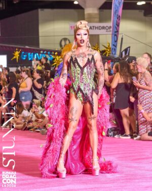 Ryan Boa Instagram - Oh She Is STUNNIN💖

More pics from this massive weekend at @rupaulsdragcon 💚

I’m truly so grateful to be blessed with such an amazing group of people in this abundant life that I’m so lucky enough to live! 

Forever part of the drag race legacy is something I still have trouble wrapping my head around! Being in the @canadasdragrace family has completely changed my life and honestly, I deserve it lmfao✨

@baehmbaehmwigs @katybaehm @connormccalden @rupaulsdragrace @rupaulofficial @stunnin.mag 

#dragqueens #dragrace #rpdr #drag #dragcon #glamour #ostrich #legs #redcarpet #dragfashion #fashion #makeuplooks #dragmakeup #dragstyle