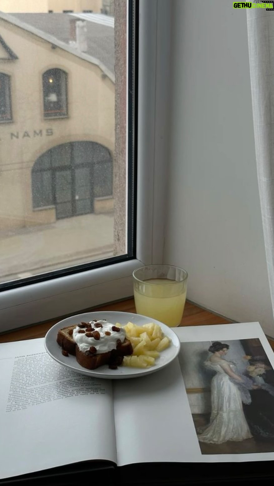 Rym Nebbak - 3 Likes - Pain aux Bananes & Dulce De Leche 😋✨🍞🍌
C’est le meilleur de l’histoire. Je veux RIEN savoir ✨
• 3 bananes bien mûres
• 1/2 tasse beurre
• 2 œufs
• 1/2 tasse sucre
• 1/2 tasse cassonade
• 1/2 tasse de lait
• 1 c.a.s d’extrait de vanille
• 1 c.a.s de levure chimique
• 1 c.a.s de bicarbonate de soude
• 1 c.a.c de cannelle
• 1 c.a.c de sel
• 1 1/2 tasse de farine
• Pépite de chocolat Dulce De Leche au goût.
Mélanger le tout. Vaporiser le moule et verser le mélange. Ça part au four à 355 °F entre 40 et 50 minutes. Piquer avec un cure-dent pour savoir si le pain au banane est prêt. S’il n’y a pas de résidus dessus, c’est que oui!
ENJOYYYYY! 😋✨🍞🍌
#bananabread
#baking
#bananacake