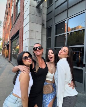 Rym Nebbak Instagram - Le mois de mai se résume à : 

amisssssss, soleil   , terrasses ouvertes, ma bataille avec les cônes oranges à mtl, événements pr, ma pousse de cheveux, manger chaud quand il fais chaud (!?) et mon obsession pour tout ce qui est couleur argent! 

k bye. 🩶