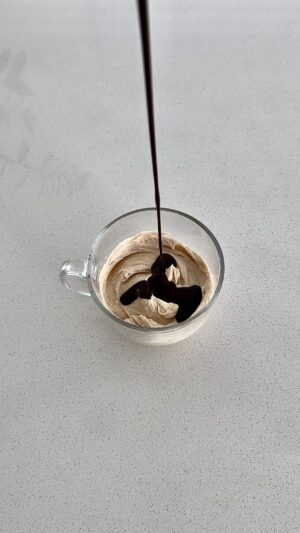 Rym Nebbak Instagram - SNACK YOGOURT 🍫🍦 - healthy 

C’est la collation parfaite, surtout le soir quand je regarde un film et que j’ai le goût de sucré 😊

4 ingrédients seulement :
• 3 c.à.s de yogourt grec 0% mg | sans lactose
• 1 bonne c.à.s de beurre de cacahuète 
• chocolat noir 85% fondu
• arachides concassées (déco) 

Au frigo pendant minimum 6h.

ENJOY xo

#yogourt #greekyogurt #greekyoghurt #greekyogurtrecipes #greekyogurtbowl #peanutbutter #peanutbutterrecipe #snack #healthysnacks #healthyfood #healthylifestyle #healthyeating #healthyrecipes #protein #proteinfood