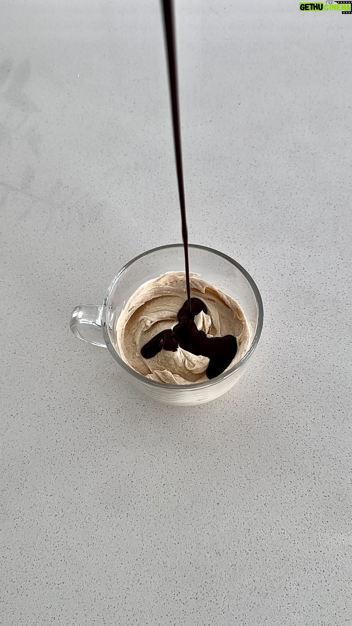 Rym Nebbak - 3 Likes - SNACK YOGOURT 🍫🍦 - healthy
C’est la collation parfaite, surtout le soir quand je regarde un film et que j’ai le goût de sucré 😊
4 ingrédients seulement :
• 3 c.à.s de yogourt grec 0% mg | sans lactose
• 1 bonne c.à.s de beurre de cacahuète
• chocolat noir 85% fondu
• arachides concassées (déco)
Au frigo pendant minimum 6h.
ENJOY xo
#yogourt #greekyogurt #greekyoghurt #greekyogurtrecipes #greekyogurtbowl #peanutbutter #peanutbutterrecipe #snack #healthysnacks #healthyfood #healthylifestyle #healthyeating #healthyrecipes #protein #proteinfood