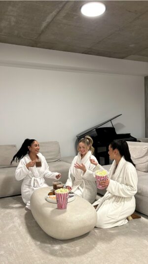 Rym Nebbak Instagram - COZY NIGHT IN WITH THE GIRLS 🍿🎬

C’est ton signe de faire une soirée film avec tes besties : 
• se mettre cozy 
• popcorn
• friandises 
• pizza 
• chocolat chaud/ vino

Es-tu plus team soirée film le weekend ou team night out ? 🤍

#movinight 
#nightwithfriends