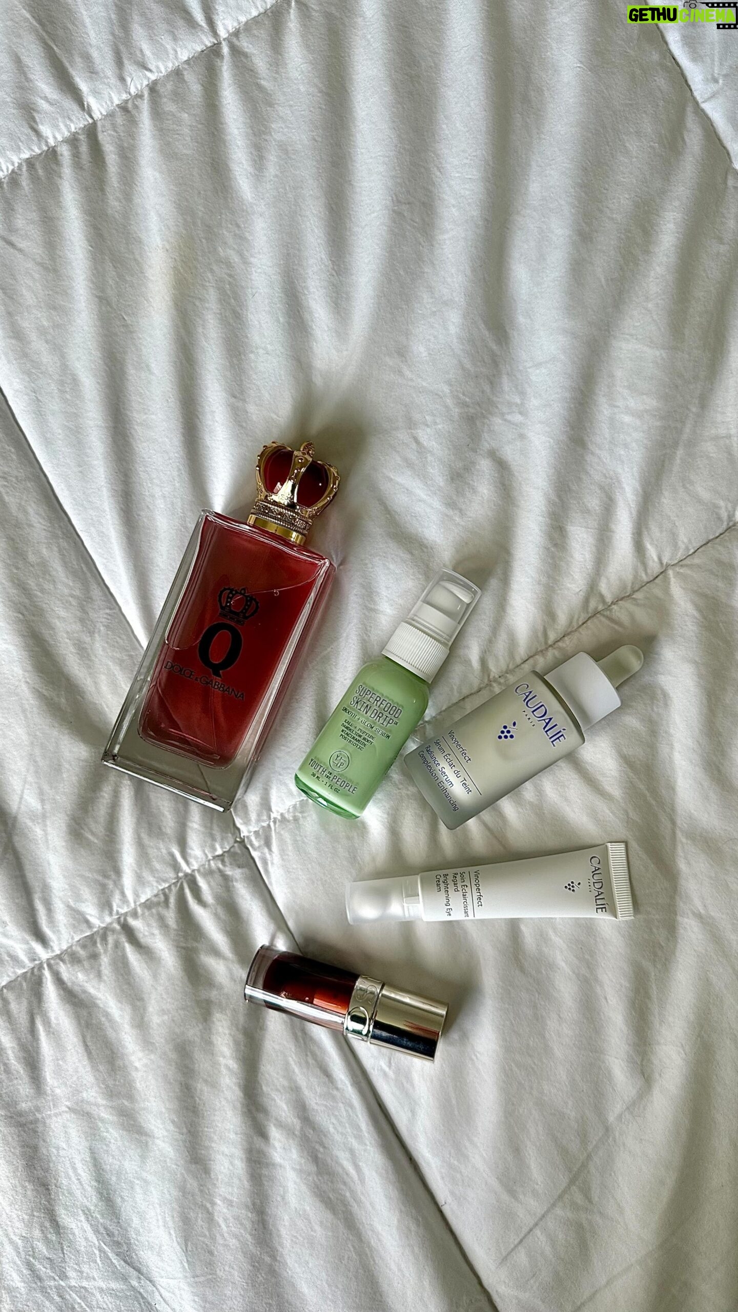 Rym Nebbak - 2.1K Likes - FERMÉ - Bravo à @angie_heppell 🐣 GIVEAWAY - plus de 1000$ en valeur!
Je reçois clairement plus de produits que je n’ai de visage, ahaha! Alors, j’ai décidé de redonner à ma communauté car c’est en grande parti grâce à vous que j’ai ce merveilleux privilège! 🐣🌸
POUR PARTICIPER :
1. Suis mon compte @rymnebbak
2. Aime cette vidéo 💛
3. Tag 2 de tes ami(e)s
4. Partage ce giveaway en story et je vais rajouter un produit surprise! 🙊
Les produits sont :
Parfum Queen @dolcegabbana
Bath Bombs Aofmee
Gamme Fructis Hair Filler Vitamine Cg @garniercan
Palette Mystic Petals @nyxcosmetics_canada
Crayons à paupières et pochette @bobbibrown
Mascara Paradise @lorealparis
Amplificateur de mascara @lorealparis
Lotion hydratante @goldbond
Huile d’argan pure Enium
Pince à cheveux La Express
Eau de beauté 5 en 1 @karinejoncascosmetiques
Hydra-Defense C Crème @karinejoncascosmetiques
Sérum Hydra-Defense @karinejoncascosmetiques
Super Food Skin Drip @youthtothepeople
Soin éclaircissent regard @caudalie
Sérum éclat du teint @caudalie
Éponge à fond de teint
Eau à lèvre @clarinscanada
Huile à lèvre @clarinscanada
Petit baume à lèvre @laneigeca
Juice Gloss @nyxcosmetics_canada
Deux Infallible Matte @lorealparis
Timbre à acne @neutrogenacanada
Crayon à lèvres @nyxcosmetics_canada
Crayons eyeliner @nyxcosmetics_canada
Tu dois avoir 16 ans et pour participer. J’annonce le/la gagnante lundi le 13 mai. 🎉💛
P.S. Ne JAMAIS répondre aux faux-comptes. Je serais là seule à annoncer le/la gagnante à travers mes stories Instagram. Je ne vous demanderai aucune informations personnelles, ni bancaires, ne serait-ce que votre adresse postale pour envoyer le colis.
GOOD LUCK 🥳💛
*Ceci n’est pas affilié à Instagram.
#giveaway
#beauty
#makeup
#skincare