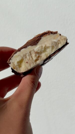 Rym Nebbak Instagram - CLUSTERS GLACÉS AU CHOCOLAT, BANANES ET BEURRE D’ARACHIDE (healthy) 🍌🥜🍫

C’est telleeeeement bon, vous comprenez même pas 😋

Tu as seulement besoin de :

- 1 banane
- 2 c.à.s de yogourt grec 0% S/L
- 1 c.à.s de beurre d’arachide
- 1 filet de sirop d’érable 

Tu mélange les ingrédients dans un récipient et tu déposes le tout sur une plaque de papier parchemin à l’aide d’une cuillère. Ça part au congèle pendant 1h30! Une fois que les clusters sont congelés, tu les trempe dans du chocolat noir fondue avec de l’huile de coco que tu aura préparé au préalable et tu re-congèle le tout pendant 1h30!

BONNE DÉGUSTATION 🫶🏼

#yogourt #healthyrecipes #healthysnacks #collation #collationsanté #recettes
#recettessanté #chocolate #darkchocolate #healthychocolaterecipes 
#chocolaterecipes #maplesirup #siropderable 
#montreal #food #foodie #protein #food #dessert #healthydessert #clusters