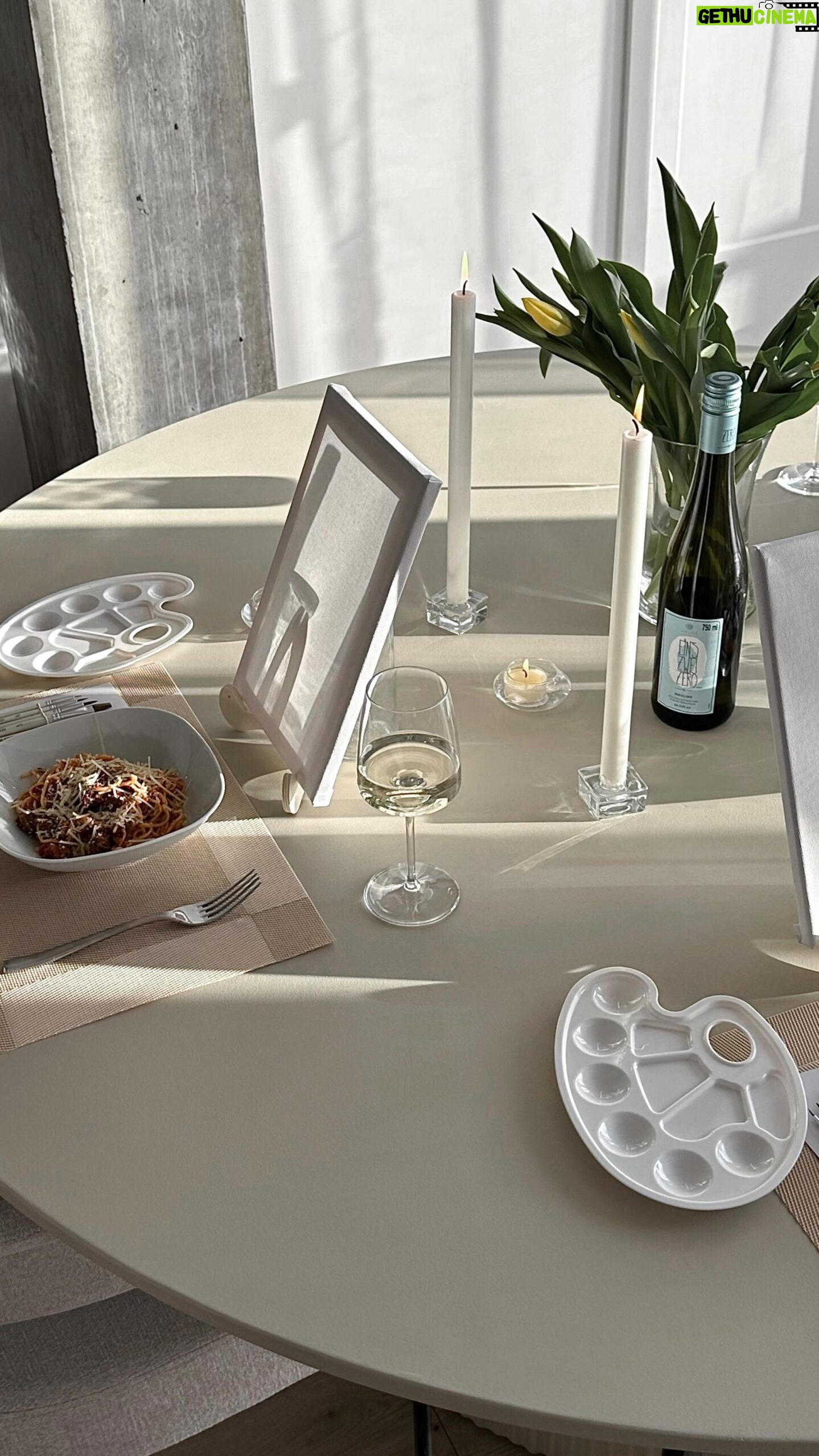 Rym Nebbak - 3 Likes - PASTA & PAINT 🍝🎨
Quoi de mieux qu’une soirée de peinture & pâtes avec tes girls pour ce printemps ! 🌸 Voici les musts :
• Toiles
• Peinture
• Pinceaux
• Pâtes
• Chandelles
• Palettes de peinture
• Vino | cocktails | mocktails
Save ce post pour ta prochaine girls night ! 🤍
#girlsnightin
#paintandpasta