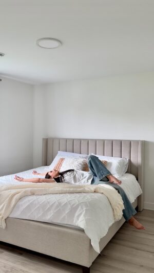 Rym Nebbak Instagram - ☁️ J’ai eu des gros mal de nuque et de dos ces derniers mois mais j’ai reçu mon @emmasleep.canada Emma Hybrid Premium grandeur King et j’ai un sommeil tellement plus profond et réparateur! My attitude is better now 😴 Fais-en l’essai pendant 365 jours et retourne-le si tu n’es pas satisfait. La livraison est gratuite!

´RYM´ pour 10% de rabais ☁️
Ne dors pas sur cette offre 💤

#partneremmasleep
#gifting 
#sleep 
#bed
