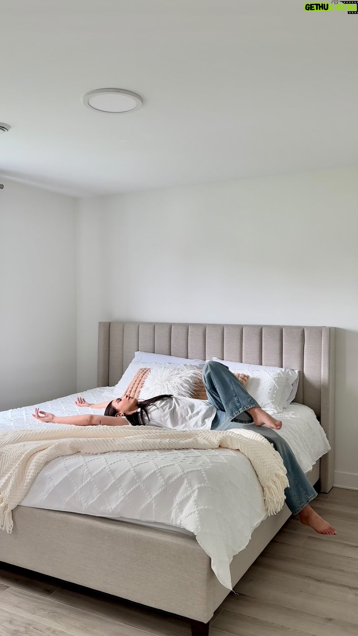 Rym Nebbak - 3 Likes - ☁️ J’ai eu des gros mal de nuque et de dos ces derniers mois mais j’ai reçu mon @emmasleep.canada Emma Hybrid Premium grandeur King et j’ai un sommeil tellement plus profond et réparateur! My attitude is better now 😴 Fais-en l’essai pendant 365 jours et retourne-le si tu n’es pas satisfait. La livraison est gratuite!
´RYM´ pour 10% de rabais ☁️
Ne dors pas sur cette offre 💤
#partneremmasleep
#gifting
#sleep
#bed