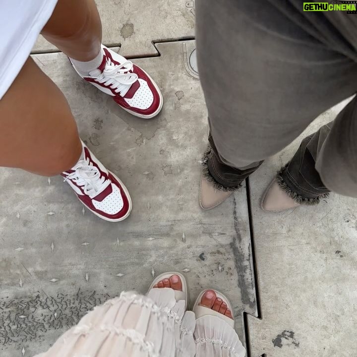 Rym Nebbak - 3 Likes - Festival jour 2 avec les amis 🎡
ft. @callitspring
🌻 J’ai opté pour les sandales Merisa Light Grey, super confortables et à la fois magnifiques!
🧡 En amour avec le sac Miffy en orange pastel. Tellement un beau sac d’été !
Magasine mes accessoires avec le lien dans ma bio xo
Tout est 100% végane 🌱
#GenerationSpring #CallItSpringPartner