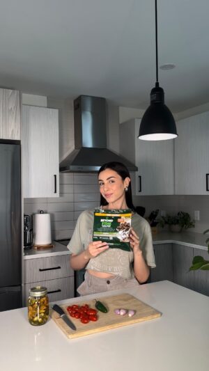 Rym Nebbak Instagram - Des tacos 100% à base de plantes (?!) On fait ça avec Beyond Steak de @beyondmeatca 🌮 Je me suis rendue compte que c’est en plus meilleur pour moi, pour l’environnement, pour le bien-être animal, tout ça sans payer plus cher, compromettre sur le goût ni sur la haute teneur en protéine 🌱 Une belle façon de devenir plus consciencieux tout en ayant un réel impact positif sur la planète! 🌎 

Picco de gallo 🌶️
* 10 tomates cerises en dés 
* 1 poignée de coriandre fraîche 
* 2 échalotes françaises 
* 1/2 jalapeño
* 1/2 lime 
* sel & poivre au goût 

Marinage Beyond Steak 🌱
* 1/2 jus de lime
* 1/2 jus d’orange
* 3-4 c.à.s épices chipotle
* 1 pincée de cumin
* 1 c.à.s de worcester sauce
* 2 c.à.s d’huile d’olive
* 2 échalotes françaises
* 3 gousses d’ail fraîches 
* 1 poignée de coriandre fraîche 
* poivre au goût 

Sauce avocat 🥑
* 1/2 avocat 
* 1/2 jus de lime 
* 1 c.à.s d’huile d’olive 
* 1 poignée de coriandre fraîche
* 2 gousses d’ail fraîches
* 2-3 c.à.s épices guacamole 
* 15ml d’eau

Tortilla 🌽
* fauxmage mozzarella 

Bon appétit! 😋 🌮

PUB

#tacos
#vegantacos 
#foodie 
#beyondmeat