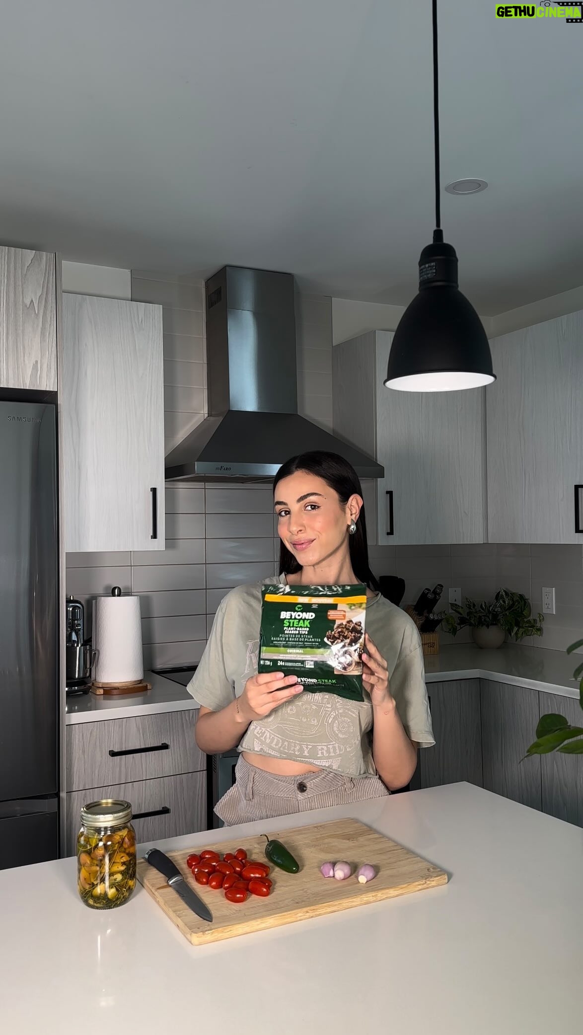 Rym Nebbak - 3 Likes - Des tacos 100% à base de plantes (?!) On fait ça avec Beyond Steak de @beyondmeatca 🌮 Je me suis rendue compte que c’est en plus meilleur pour moi, pour l’environnement, pour le bien-être animal, tout ça sans payer plus cher, compromettre sur le goût ni sur la haute teneur en protéine 🌱 Une belle façon de devenir plus consciencieux tout en ayant un réel impact positif sur la planète! 🌎
Picco de gallo 🌶️
* 10 tomates cerises en dés
* 1 poignée de coriandre fraîche
* 2 échalotes françaises
* 1/2 jalapeño
* 1/2 lime
* sel & poivre au goût
Marinage Beyond Steak 🌱
* 1/2 jus de lime
* 1/2 jus d’orange
* 3-4 c.à.s épices chipotle
* 1 pincée de cumin
* 1 c.à.s de worcester sauce
* 2 c.à.s d’huile d’olive
* 2 échalotes françaises
* 3 gousses d’ail fraîches
* 1 poignée de coriandre fraîche
* poivre au goût
Sauce avocat 🥑
* 1/2 avocat
* 1/2 jus de lime
* 1 c.à.s d’huile d’olive
* 1 poignée de coriandre fraîche
* 2 gousses d’ail fraîches
* 2-3 c.à.s épices guacamole
* 15ml d’eau
Tortilla 🌽
* fauxmage mozzarella
Bon appétit! 😋 🌮
PUB
#tacos
#vegantacos
#foodie
#beyondmeat