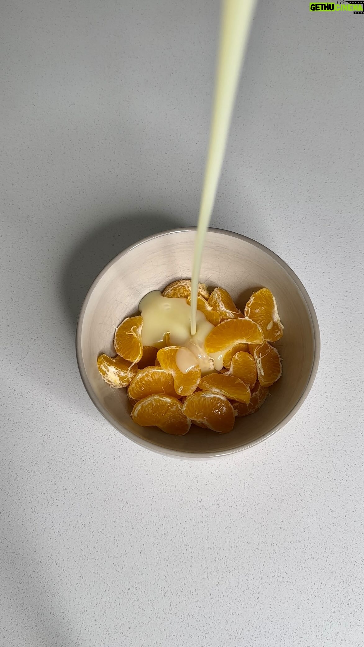 Rym Nebbak - 3 Likes - CHOCOLAT BLANC & CLÉMENTINES 🍊🤍
avant cette recette, je grinçait des dents à l’idée de manger des agrumes mélangés à du chocolat. MAINTENANT, JE COMPRENDS! Enregistre la vidéo.
Ingrédients :
• 3 clémentines
• 3/4 de tablette chocolat blanc ou de ton choix
• pistaches
tu mélange le chocolat blanc fondue et les clémentines dans un bol. Tu dépose délicatement sur une plaque de papier parchemin et tu forme un rectangle. Tu soupoufre de pistaches concassées et tu réserve au congélateur pendant min 6h, préférablement toute la nuit.
ENJOY 😋
thanks @kaoutarbrook 💗
#pâques #gourmand #pistache #chocolatblanc #clementine
Aimes-tu le chocolat aux agrumes?