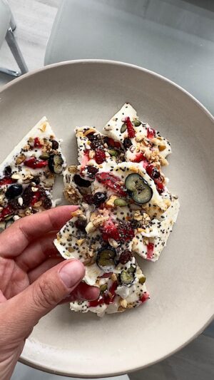 Rym Nebbak Instagram - Barres de yogourt glacées 🫐🍓 
Mon snack santé du moment qui calme mes cravings de sucre, surtout le soir!

Préparation : 
Mélanger 4 grosses c.à.s de yogourt grec 0% de M.G sans lactose dans un bol (ou yogourt nature de votre choix) avec 2 c.à.s d’extrait de vanille ainsi que 2 c.à.s de miel.

Déposer le mélange sur une plaque de papier parchemin. Ajouter des bleuets, des fraises (ou fruits de votre choix), un mélange de noix, granola, graines de chia et un filet de miel par-dessus.

Mettre au frigo minimum 3 heures! Il ne vous restera qu’à déguster à n’importe quel moment de la journée/soirée 🤍

#yogourt #healthyrecipes #healthysnacks #collation #collationsanté #recettes #recettessanté #granola #chiaseeds #grainesdechia #vanillaextract #miel #honey #montreal #food #foodie #protein