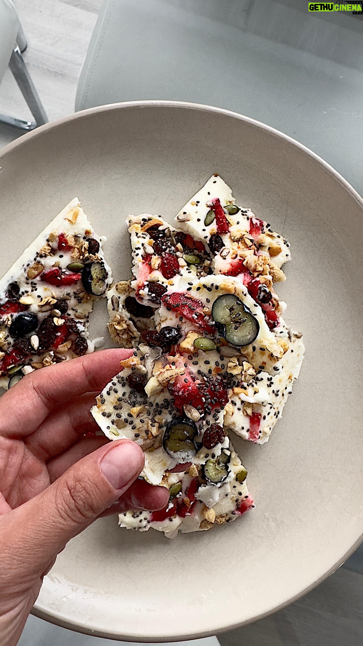 Rym Nebbak - 6K Likes - Barres de yogourt glacées 🫐🍓
Mon snack santé du moment qui calme mes cravings de sucre, surtout le soir!
Préparation :
Mélanger 4 grosses c.à.s de yogourt grec 0% de M.G sans lactose dans un bol (ou yogourt nature de votre choix) avec 2 c.à.s d’extrait de vanille ainsi que 2 c.à.s de miel.
Déposer le mélange sur une plaque de papier parchemin. Ajouter des bleuets, des fraises (ou fruits de votre choix), un mélange de noix, granola, graines de chia et un filet de miel par-dessus.
Mettre au frigo minimum 3 heures! Il ne vous restera qu’à déguster à n’importe quel moment de la journée/soirée 🤍
#yogourt #healthyrecipes #healthysnacks #collation #collationsanté #recettes #recettessanté #granola #chiaseeds #grainesdechia #vanillaextract #miel #honey #montreal #food #foodie #protein