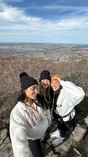 Rym Nebbak Instagram - MATINÉE HIKING AVEC LES FILLES 🌞🥾🏔️💨

Ça fais du bien de prendre le temps de faire des activités qui nous permettent à la fois de faire du bien à notre corps mais aussi de profiter de la nature et du silence. 

Beau feeling de satisfaction après 😌
• MONT SAINT-HILAIRE • 

#hiking 
#hiker 
#sport 

Vous êtes plutôt..