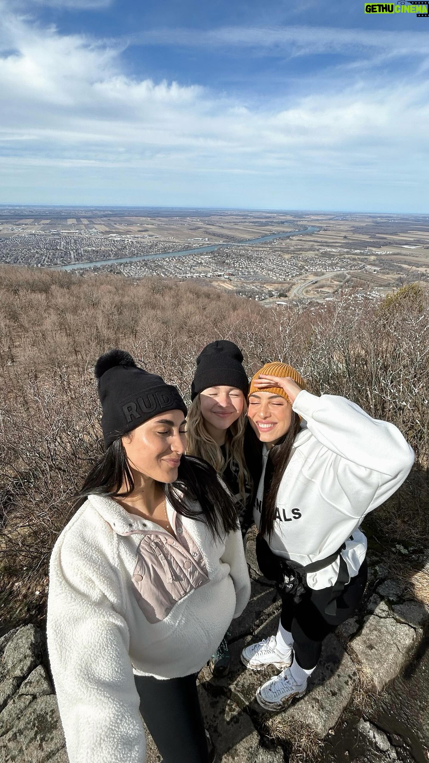 Rym Nebbak - 3 Likes - MATINÉE HIKING AVEC LES FILLES 🌞🥾🏔️💨
Ça fais du bien de prendre le temps de faire des activités qui nous permettent à la fois de faire du bien à notre corps mais aussi de profiter de la nature et du silence.
Beau feeling de satisfaction après 😌
• MONT SAINT-HILAIRE •
#hiking
#hiker
#sport
Vous êtes plutôt..