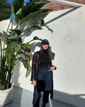 Rym Nebbak Instagram - Le mois de mai se résume à : 

amisssssss, soleil   , terrasses ouvertes, ma bataille avec les cônes oranges à mtl, événements pr, ma pousse de cheveux, manger chaud quand il fais chaud (!?) et mon obsession pour tout ce qui est couleur argent! 

k bye. 🩶