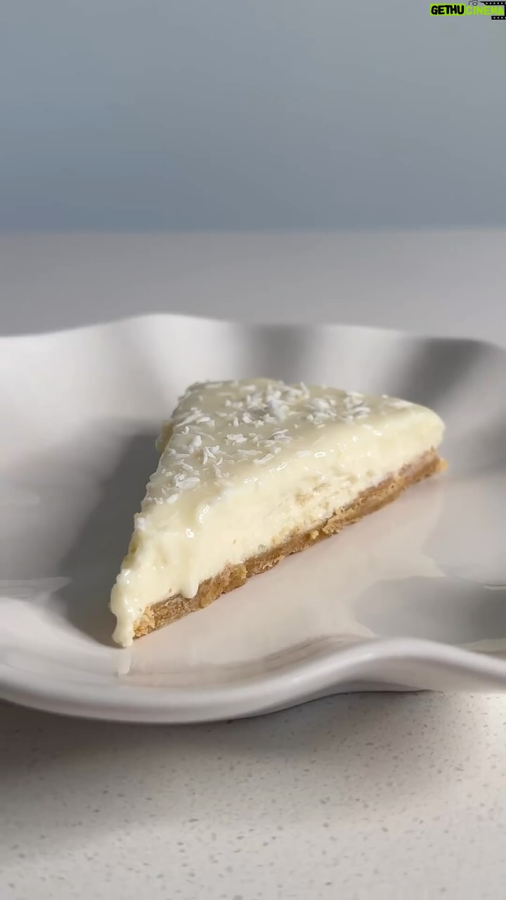 Rym Nebbak - 3 Likes - CHEESECAKE NOIX DE COCO & CHOCOLAT BLANC 🥥 (sans cuisson)
OMG (!!!!) pouvez-vous croire que c’est le meilleur cheesecake que j’ai mangé de ma vie? Et que surtout c’est moi qui l’ai fait 🥹 vraiment fière de cette recette là! Il n’est pas trop sucré, c’est vraiment une folie comment c’est délicieux!
Save là pour la reproduire xo
Ingrédients
Glaçage :
• Crème de coco (140g)
• Chocolat blanc (80g)
Intérieur du gâteau :
• Biscuits Graham (150g)
• Beurre (75g)
• Fromage à la crème (380g)
• Yogourt grec (75g)
• Flocon de coco (75g)
• Chocolat blanc (200g)
6h minimum au frigo ⏰
Une recette hyper gourmande & parfaite pour le temps des fêtes 😊
ENJOYYYYYY :)
#cheesecake #cheesecakelovers #cheesecakes #sweetdessert #dessert #dessertrecipe #dessert #desserttable #dessertlover #cheesecakefactory #coconutcheesecake #whitechocolatecheesecake #yummyfood #bestcheesecake