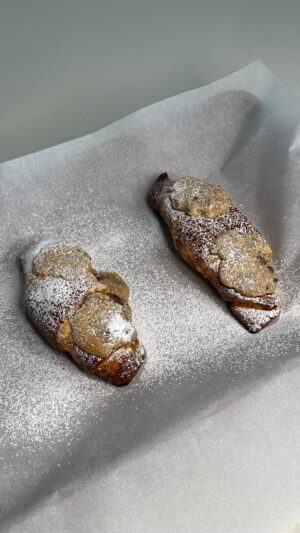 Rym Nebbak Instagram - LE CROOKIE 🥐   🍪 | La fameuse recette virale en France 🇫🇷 SOLIDE 20/10. Enregistre-la pour plus tard! 

J’ai pas le goût de prendre l’avion pour un croissant donc je vais le faire à la maison. HYPER FACILE EN PLUS! 😌

Ingrédients :
• pâte à croissants ou croissants déjà faits 
• pâte à biscuits 
• sucre glace 

COMMENT : 
• cuire tes croissant à 375F pendant 15min.
• ouvrir tes croissants en 2 et mettre 2 boules de pâte à biscuits à l’intérieur et 2 boules par-dessus. 
• tu remet tes croissants au four à 300F pendant 10min ou jusqu’à ce que les biscuits par-dessus deviennent dorés.
• tu soupoudre de sucre glace 

À QUEL POINT C’EST BON, c’est juste incroyable 😊🌙

#croissant #cookie #france #paris #viral #viralfood #dessert #crookie #breakfast #baking #cuisson #food #foodie #gourmand #satisfying #instafood #cooking #yummy #eeeeats #foodinstagram #bakery #mtl #montreal #quebec #biscuit #patisserie #boulangerie