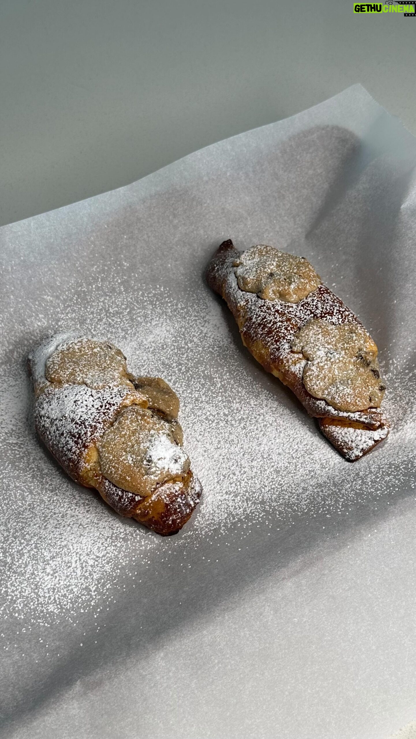 Rym Nebbak - 3 Likes - LE CROOKIE 🥐 🍪 | La fameuse recette virale en France 🇫🇷 SOLIDE 20/10. Enregistre-la pour plus tard!
J’ai pas le goût de prendre l’avion pour un croissant donc je vais le faire à la maison. HYPER FACILE EN PLUS! 😌
Ingrédients :
• pâte à croissants ou croissants déjà faits
• pâte à biscuits
• sucre glace
COMMENT :
• cuire tes croissant à 375F pendant 15min.
• ouvrir tes croissants en 2 et mettre 2 boules de pâte à biscuits à l’intérieur et 2 boules par-dessus.
• tu remet tes croissants au four à 300F pendant 10min ou jusqu’à ce que les biscuits par-dessus deviennent dorés.
• tu soupoudre de sucre glace
À QUEL POINT C’EST BON, c’est juste incroyable 😊🌙
#croissant #cookie #france #paris #viral #viralfood #dessert #crookie #breakfast #baking #cuisson #food #foodie #gourmand #satisfying #instafood #cooking #yummy #eeeeats #foodinstagram #bakery #mtl #montreal #quebec #biscuit #patisserie #boulangerie