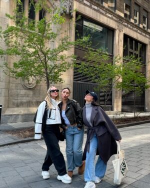 Rym Nebbak Instagram - Le mois de mai se résume à : 

amisssssss, soleil   , terrasses ouvertes, ma bataille avec les cônes oranges à mtl, événements pr, ma pousse de cheveux, manger chaud quand il fais chaud (!?) et mon obsession pour tout ce qui est couleur argent! 

k bye. 🩶
