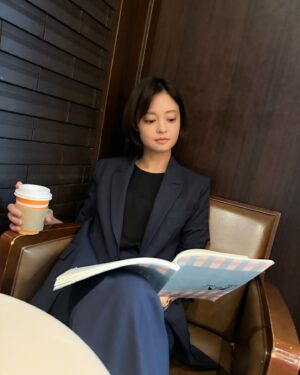 Ryoko Kobayashi Instagram - .
しごできタカコさん

本日も！
7月20日(土)23:00-オシドラサタデー
「青島くんはいじわる」第3話😎

そして、そして！
📣
明日7月21日(日)6:00-9:00
J-WAVE 「early glory」
今週もよろしくお願いします🙇‍♀️🙇‍♀️

#青島くんはいじわる 
@oshidora_ex 
@jwave813 @earlyglory813