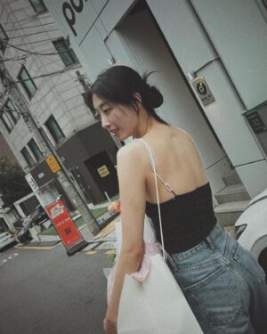 Ryu Da-in Instagram - 🌻Flower🖤