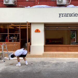 Ryu Deok-hwan Instagram - See you later, Frankie!

아는 분들은 아시겠지만 3년동안 조용히 카페를 운영해봤습니다.

도와주신 분들도 너무나 많고, 찾아주신 분들도 너무나 많아 행복한 공간이 되었습니다.

이제 잠시 내려놓고 본업으로 돌아가보려 합니다😉

소상공인의 마음을 공감하며, 이웃과의 관계를 가지며, 인간적인 성장을 할 수 있게 해준 Frankie에게 고맙다!

초보 운영자를 옆에서 항상 응원해주고 많은 조언을 해준 우리 와이프도 너무 고마워🧡

그동안 프랭키커피 사랑해주셔서 정말 감사드립니다.
저는 또 멋진 작품으로 인사드리도록 노력할께요!