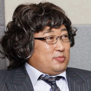 Ryuji Akiyama Instagram - 8月12日はNASAが世界初となる通信衛星の打ち上げに成功した日。

元祖クイズキング・クイズコンサルタントの鶴岡政栄。

クイズ問題の中には常連問題があり『ガガーリン』『デビッド・ボウイ』はクイズ番組があれば、必ず一度は解答に登場すると語る鶴岡。

1990年代に一世を風靡したクイズ番組で、鶴岡は計6度のクイズキングに輝いているのは有名な話。

では、そのクイズ番組の名前は何でしょう⁈
答えは明日の投稿の最後で!
※昨日のクイズの答え→「コーヒー五味のバランスを見極める」

#クリエイターズファイル
#鶴岡政栄
#クイズ
#クリエイター
#クリエイティブ
#写真日記
#日記
#記念日
#ダイアリー
#サプライズ
#netflix
#毎日投稿
#ロバート秋山
#お笑い好き