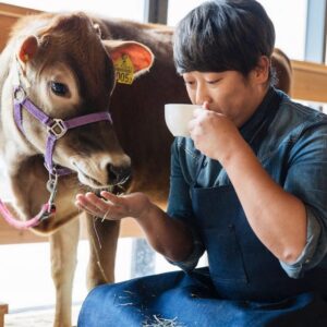 Ryuji Akiyama Instagram - 8月11日はインスタント・コーヒーの日。

バリスタ界最大の祭典「世界珈琲」にて、日本人初の3年連続チャンピオンに選ばれたトータル・バリスタの盛伸市。

「僕はコーヒー星人なので、お乳を出しているさまざまな動物を見ると、 それが『ラテにしてくれ!』というメッセージにしか見えないのです」と語っているのは有名な話。

では、盛がコーヒー豆の良し悪しを判別するポイントとは何でしょう?!

答えは明日の投稿の最後で!
※昨日のクイズの答え→「真心」

#クリエイターズファイル
#盛伸市
#コーヒー
#クリエイター
#クリエイティブ
#写真日記
#日記
#記念日
#ダイアリー
#クイズ
#サプライズ
#netflix
#毎日投稿
#ロバート秋山
#お笑い好き